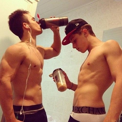 Два вальта сосуться